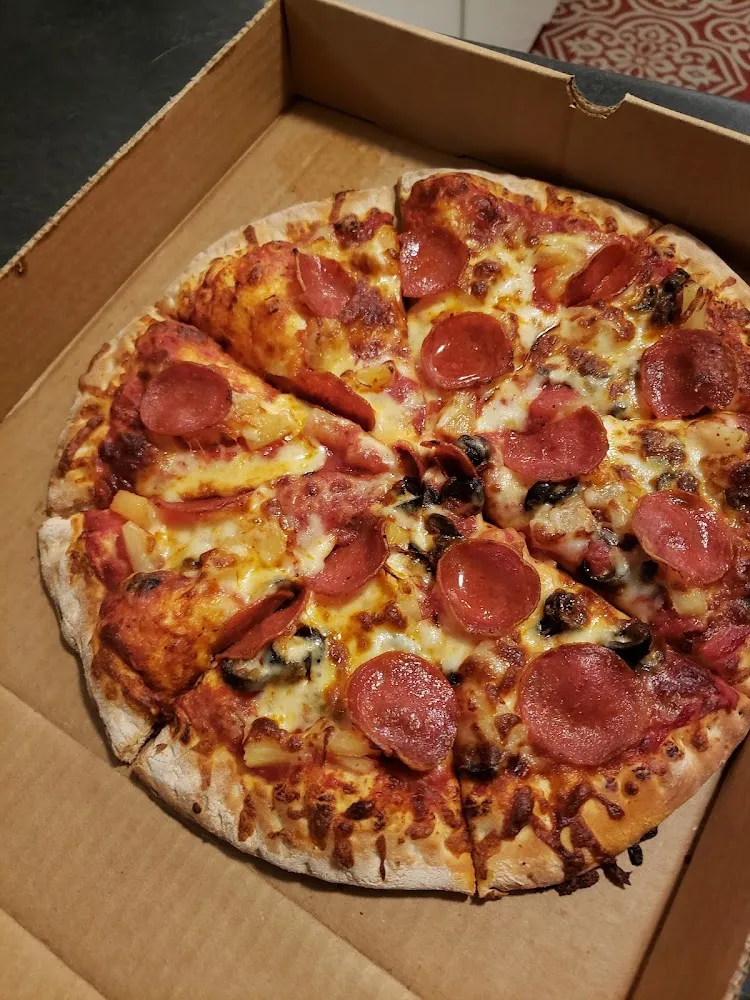 Medium Pepperoni Pineapple and Olives